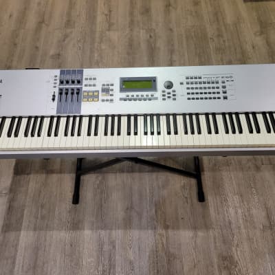 Yamaha Motif ES 8 Production Synthesizer 2000s - Gray