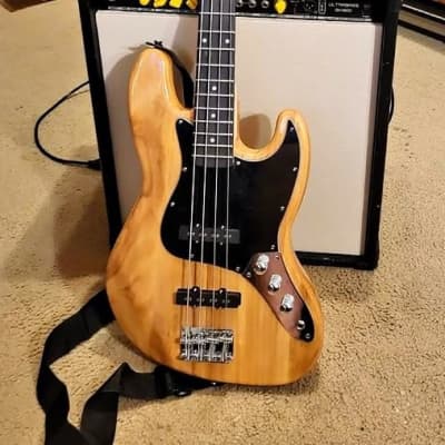 Schecter Diamond Series Deluxe 5 String Electric Bass Guitar Schecter Diamond Series Deluxe 5 String Electric Bass Guitar