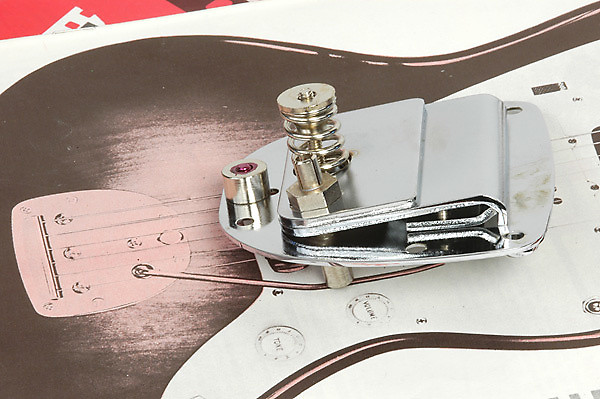 Fender jaguar store tremolo