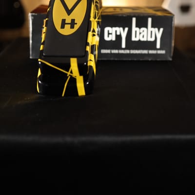 Dunlop EVH95 Eddie Van Halen Signature Cry Baby Wah - Yellow / Black image 2