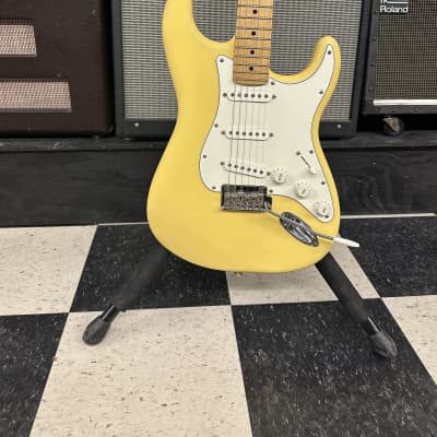 Fender Player Stratocaster with Maple Fretboard 2022- Present - Buttercream image 3