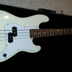 Fender MIJ P Bass 84-87 White  E Series Short Scale image 1