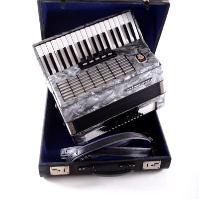 German Made Top Quality Accordion Weltmeister Stella - 60 bass, 8 reg. + Original Case & Shoulder Straps - from the Golden Era - Excellent Condition image 2