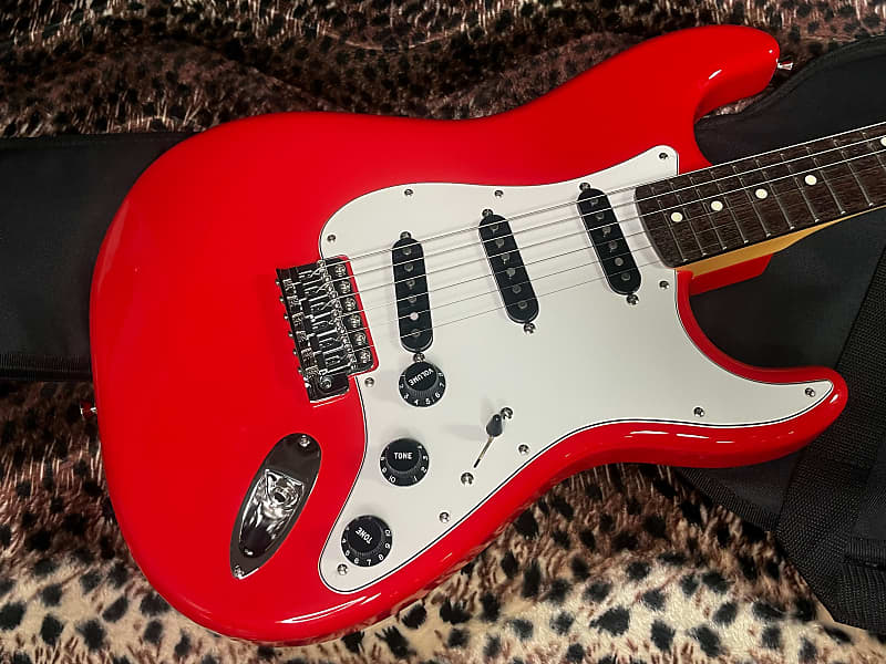 Fender MIJ Limited International Color Stratocaster, Rosewood Fingerboard,  Morocco Red with Gig Bag