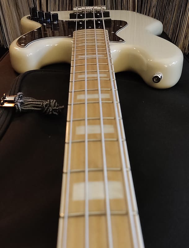 Sadowsky Metroline UV70 Sunburst – Chicago Music Exchange