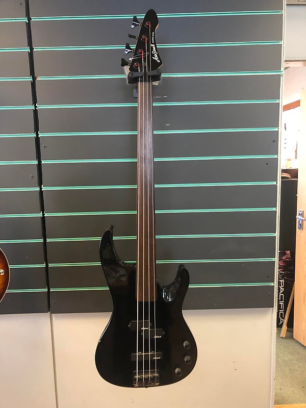 Aria Pro II Magna Series Black Fretless Bass