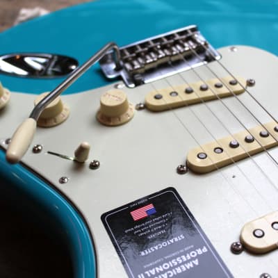 FENDER "American Professional II Stratocaster, Miami Blue, Maple" HARDCASE, 3, 5 KG imagen 5