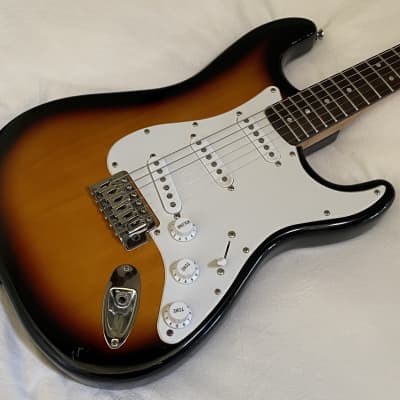 Squier by Fender Standard Stratocaster White w Deluxe Gold | Reverb