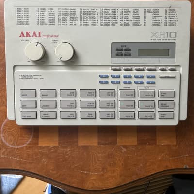 Akai XR10 - 16 Bit PCM Drum Machine - Grau