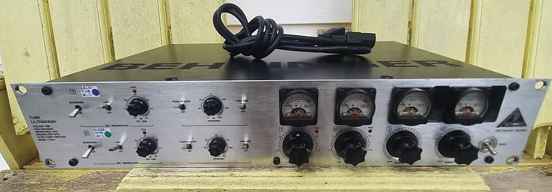 Behringer TUBE ULTRAGAIN T1953 - Microphone/Line Preamplifier