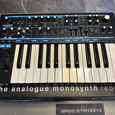 Novation Bass Station II 25-Key Monophonic Synthesizer 2013 - Present - Black