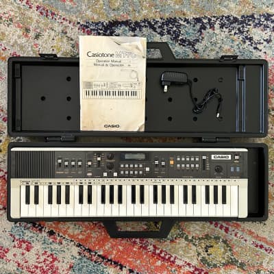 Casio MT-70 Casiotone 49-Key Synthesizer /W Case & Manual
