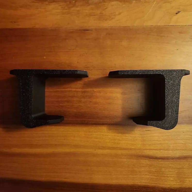2x under desk mounts fits most interfaces and 1U Reverb