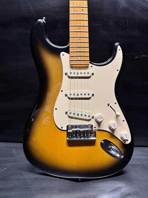 Fender USA 　American deluxe Stratocaster Fender American Deluxe Stratocaster V-Neck 2004 - 2010 | Reverb Canada