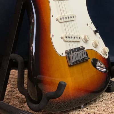 1984 Fender Stratocaster USA w/80's Airline Case image 1