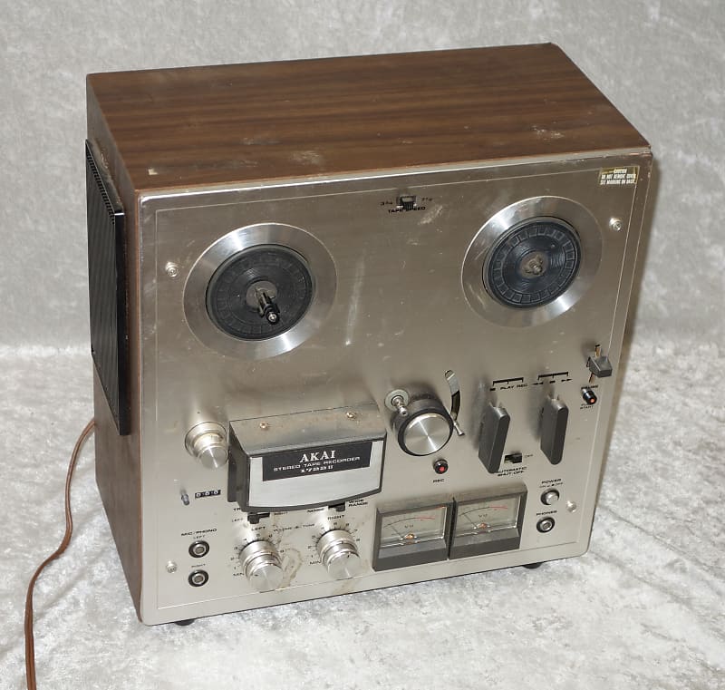 Akai Stereo Tape Recorder 1722 II (powers up)