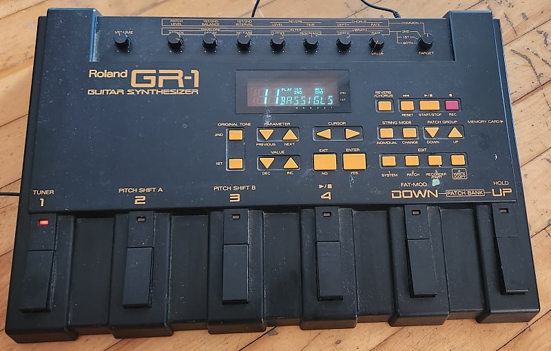 Roland GR-1 Guitar Synthesizer | Reverb Canada