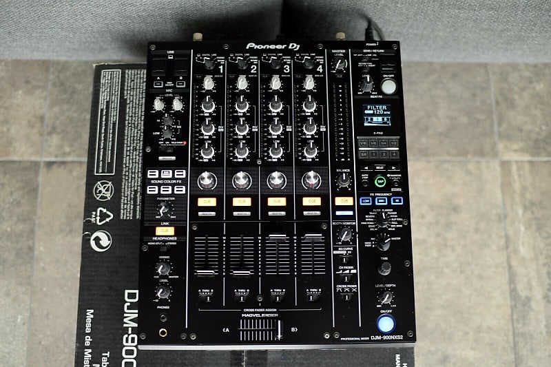 Pioneer / Audio-Technica DJ Rig with Road cases DJM-700 and AT-LP