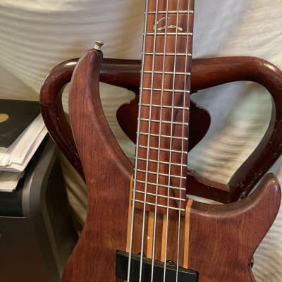 peavey  cirrus 5 string bass guitar walnut image 3