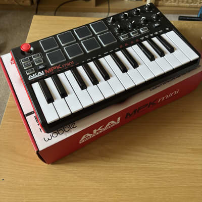 Akai MPK Mini MKII 25-Key MIDI Controller 2014 - Present - White with Black Keys