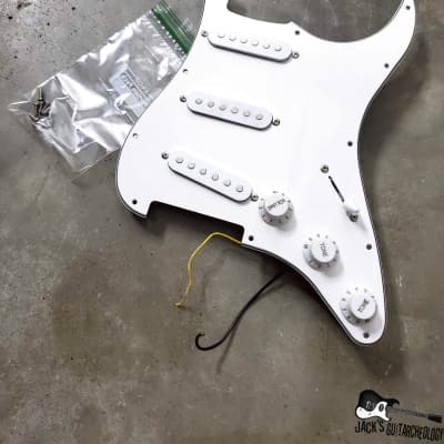 Stratocaster SSS Loaded Pickguard #27 (1990s, White) imagen 2