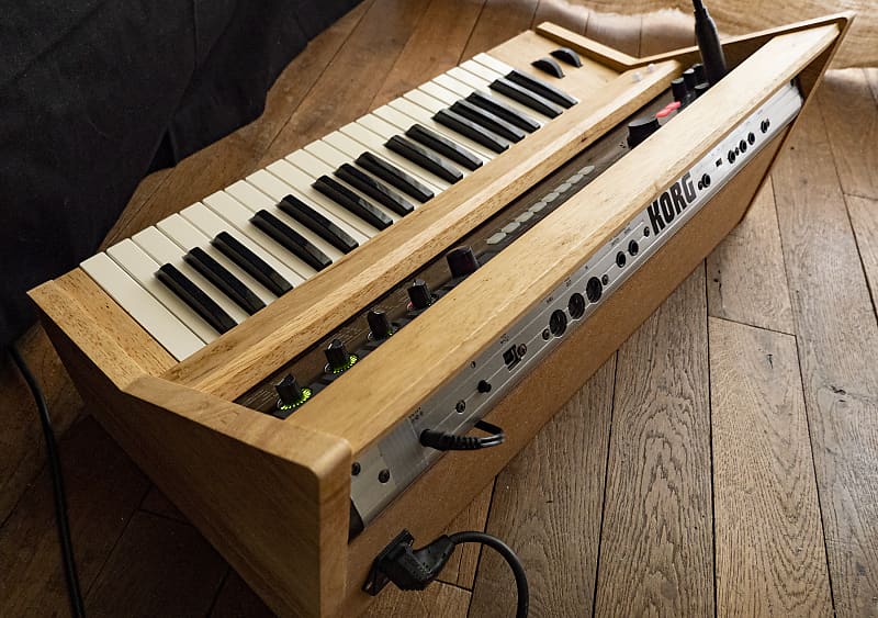 Unique Korg R3 synthesizer in a custom wooden high quality Unique Korg R3 synthesizer in a custom wooden high quality