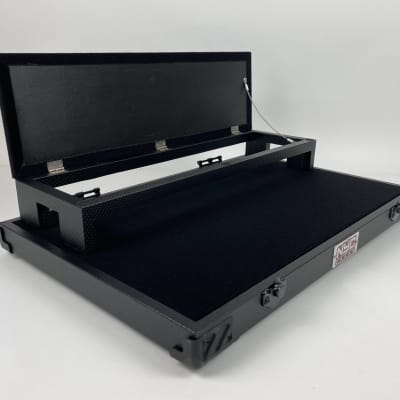 NYC Pedalboards Gigman Deluxe Pedalboard/Case Combo with Flip-Top Riser 2023 - Black Carbon Fiber Tolex image 5