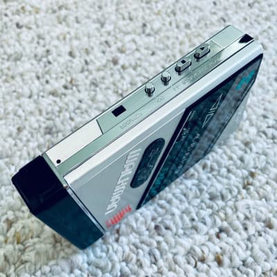 [RARE] Sony WM F100 Walkman Cassette Player, Near Mint Silver ! Working ! image 3