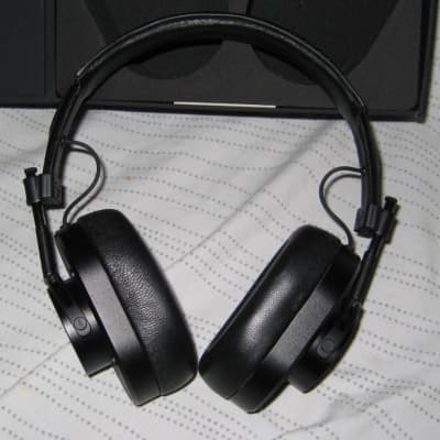 Master & Dynamic Noise Isolating Wired Headphones Gun Metal Black image 3