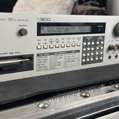 Akai S900 MIDI Digital Sampler 1986 - White