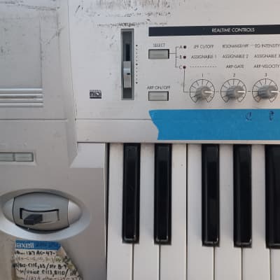 Korg Triton LE 61-Key 62-Voice Polyphonic Workstation 2000 - 2002 - Silver, includes SCUZZIE Drive interface ($125.00 option) image 3