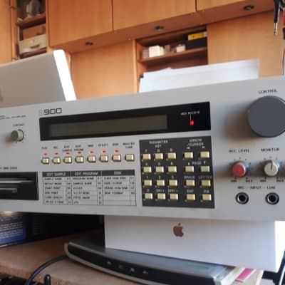 Akai s900 mid-80s - grey