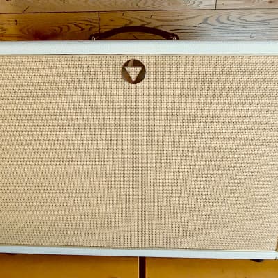 VBoutique VCab-OS 1x12 Oversized White Tolex - Cain Grill - Gold Piping unloaded image 3