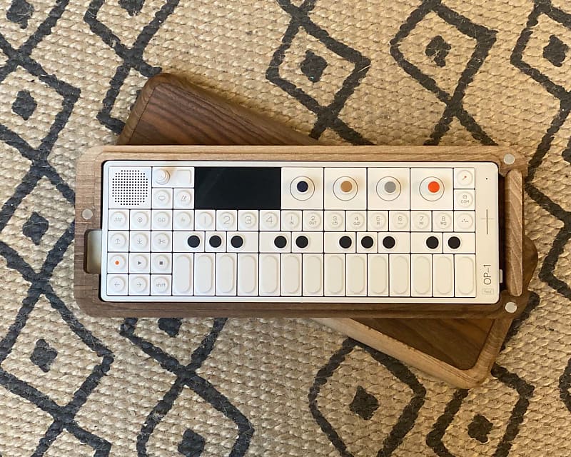 Teenage Engineering op-1※木製ケースのみ Teenage Engineering OP-1用の入出力アダプター「MONOLITH」と