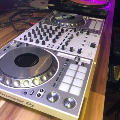 Pioneer DDJ-1000SRT-W DJ Controller white Serato limited edition 