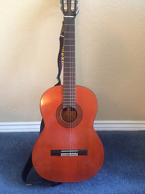 Lyle classical guitar hotsell