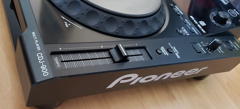 Pioneer CDJ-900 DJ turntable pair with Pioneer DJM-800 mixer