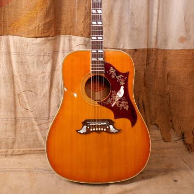 Gibson  Dove 1967 - Sunburst image 1