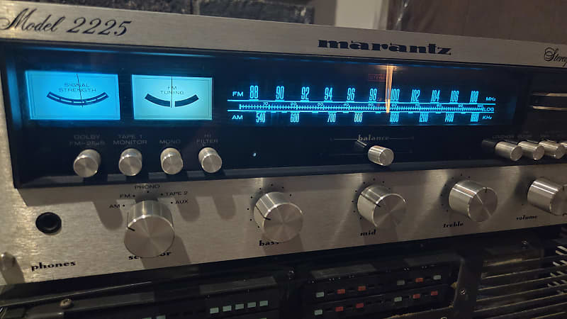 Marantz Model 2225 25-Watt Stereo Solid-State Receiver 1976 - 1977 - Silver with Wood Case  			