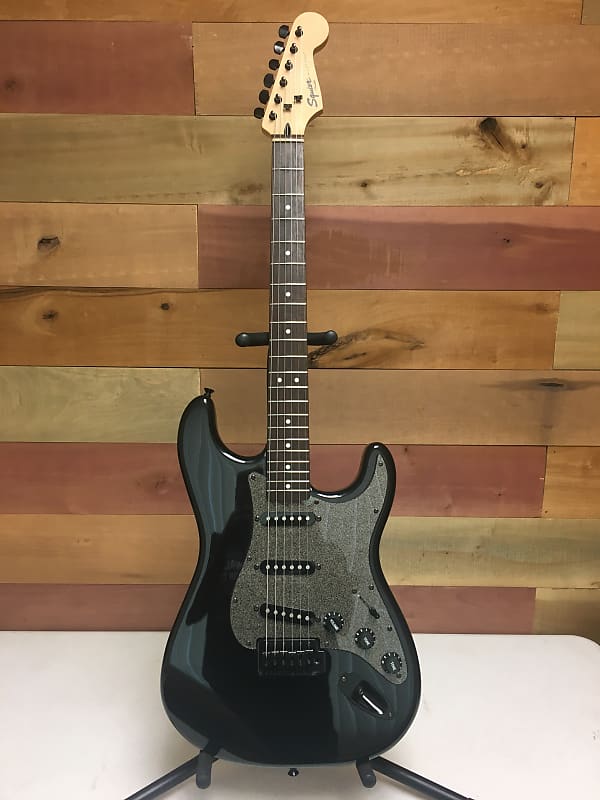 fender 　Squier Bullet Strat エレキギター ブラック Amazon.com: Fender Squier Bullet Stratocaster HT SSS