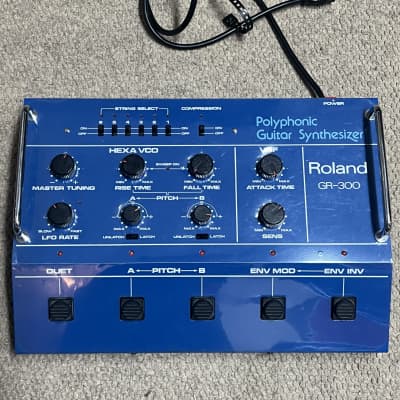 Roland GR-300 Guitar Synthesizer with Damaged Hard Case, Fully Functional