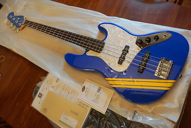 SCANDAL Tomomi artist model Squier Jazz Bass 