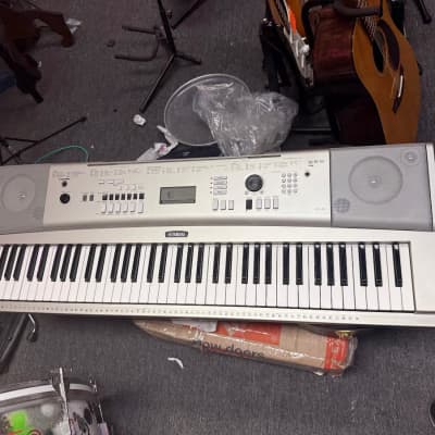 Yamaha Portable grand DGX-220 - Silver + Pedal