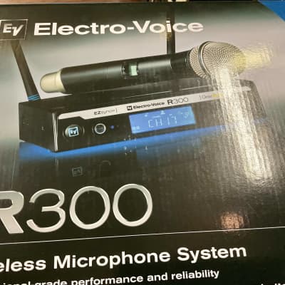 Electro-Voice R300 L-B Wireless Lapel Microphone System