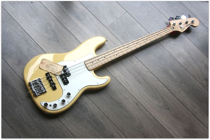 Fender "Limited Edition Precision Bass in Buttercream" GIGBAG imagen 1