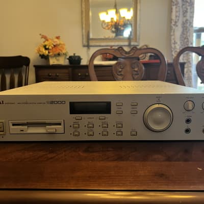 Akai S2000 MIDI Stereo Digital Sampler 1995 - White