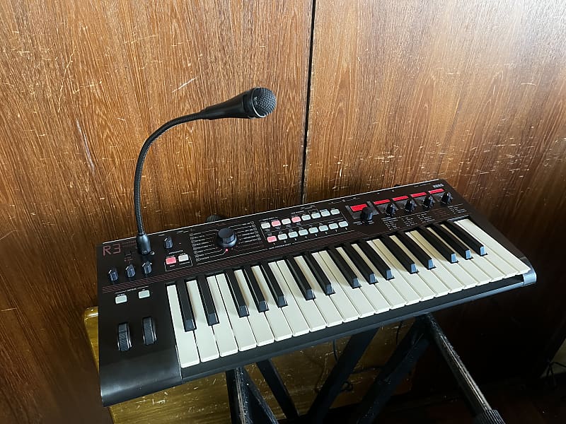 Korg R3 SYNTHESIZER/VOCODER w/box, mic, power supply Radias