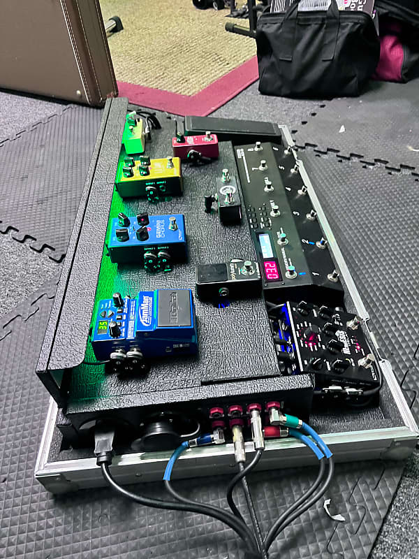 Custom Pedalboard with flight case Reverb