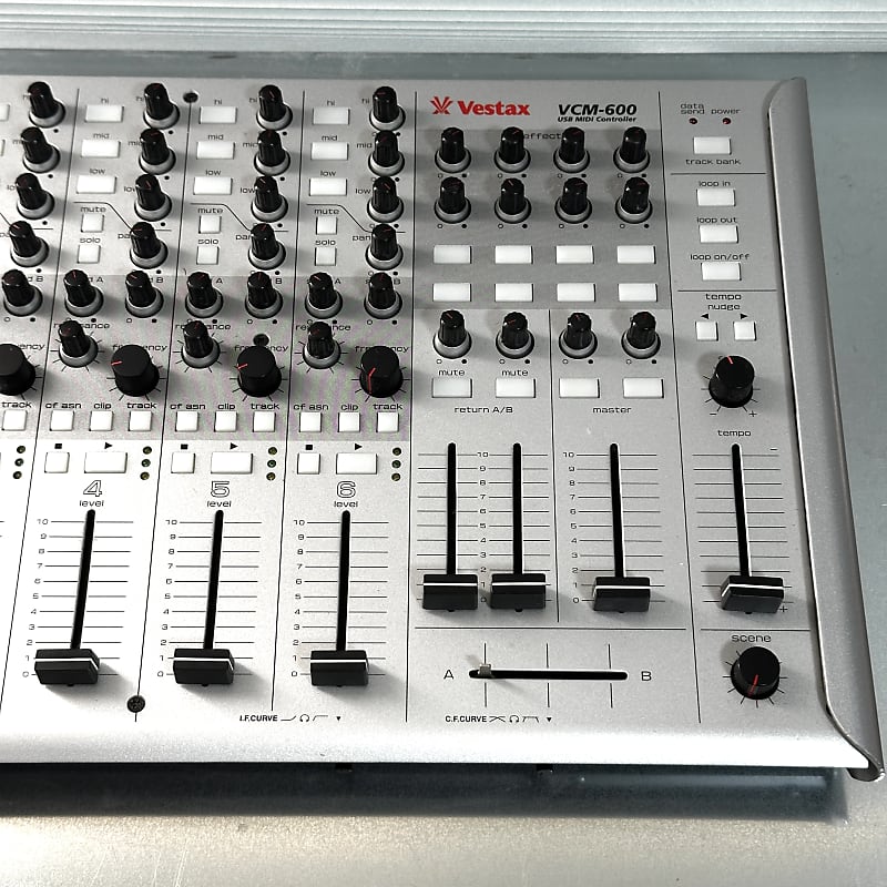Vestax MIDIコントローラー VCM-600 Amazon | Vestax MIDIコントローラー VCM-600 BLACK ブラック 黒