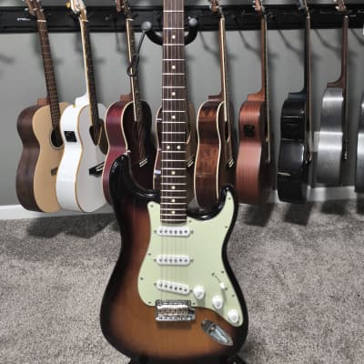 Fender Stratocaster 2024 - 3 color sunburst - Limited Edition Custom 50's Fat Pickups image 3